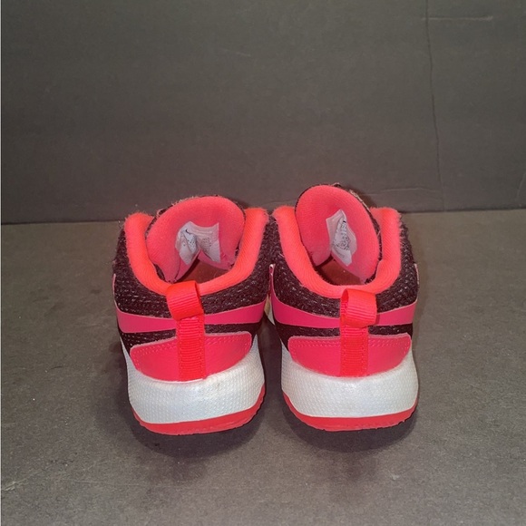 Nike - Picture 3 of 6